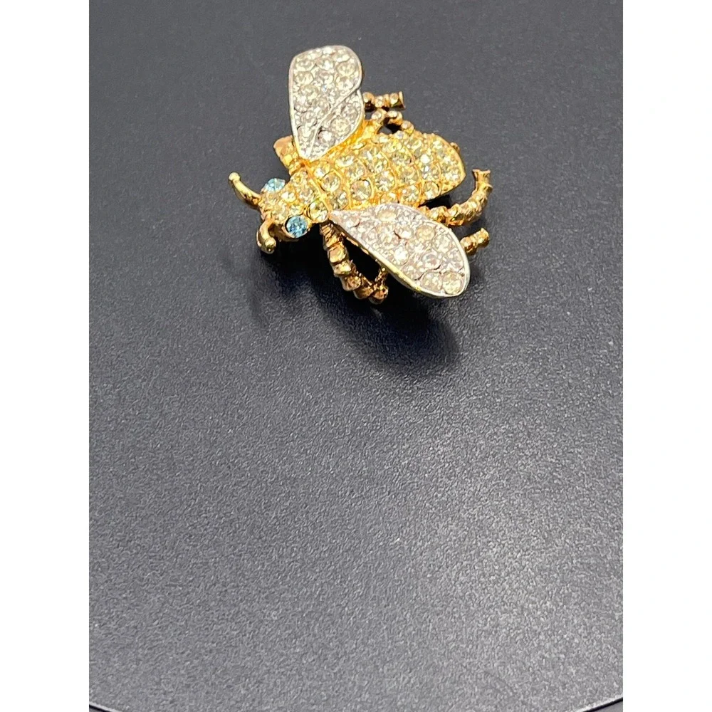 Kenneth Jay Lane KJL Signed Gold Tone Rhinestone Queen‎ Bee Blue Eyes Brooch Pin